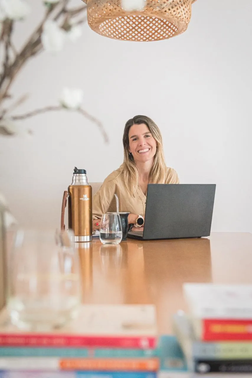 Natalia Goñi con libros de referencia